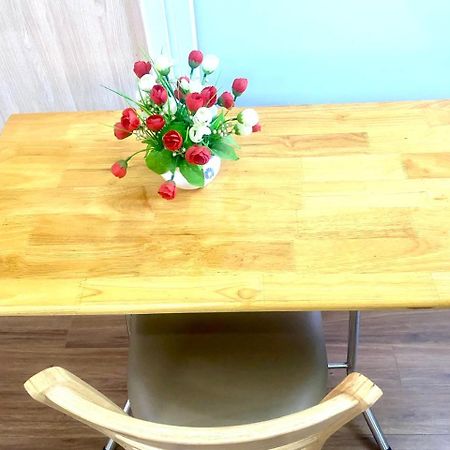 Cozy Homestay With Large Bed, Private Bathroom, Large Balcony Hanoj Exteriér fotografie