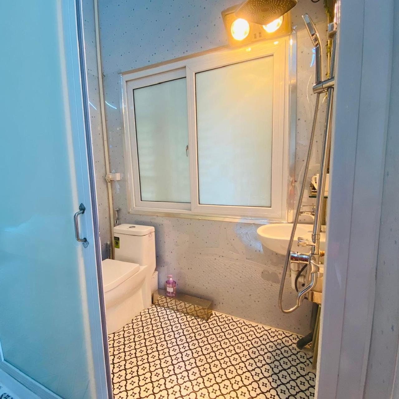 Cozy Homestay With Large Bed, Private Bathroom, Large Balcony Hanoj Exteriér fotografie